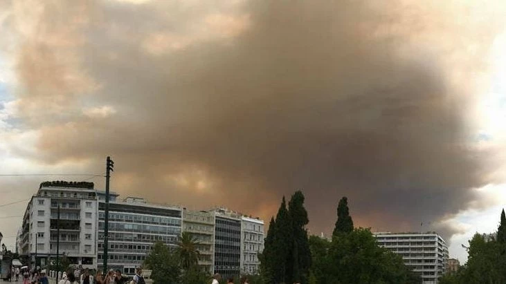 Φωτιά στην Κινέτα: «Πνίγεται» η Αθήνα, «χάθηκε» η Ακρόπολη – Απίστευτες εικόνες